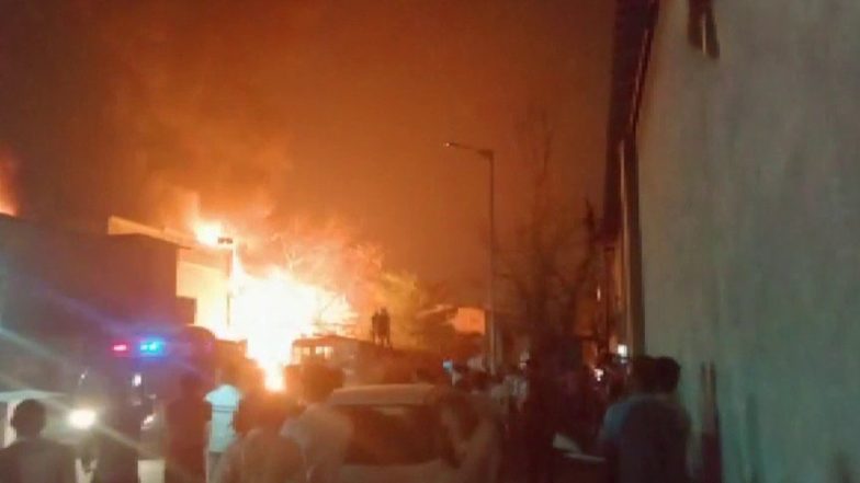 Gujarat: अहमदाबाद के वटवा में एक प्लास्टिक फैक्ट्री में लगी भीषण आग, दमकल की 36 गाड़ियां मौके पर मौजूद
