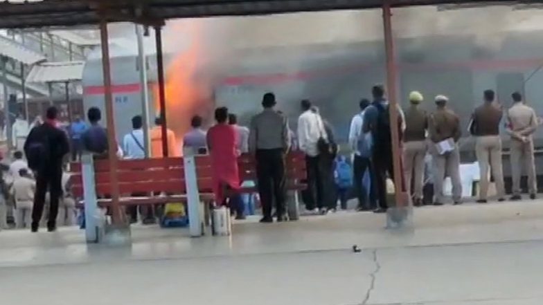 Fire in Shatabdi Express : लखनऊ जा रही शताब्दी एक्सप्रेस के एक कोच से धुआं उठते देखा गया, सभी यात्री सुरक्षित