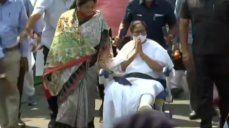 West Bengal: चोट लगने के बाद व्हील चेयर से ममता बनर्जी का रोड शो, EC ने कहा- हमले का कोई सबूत नहीं