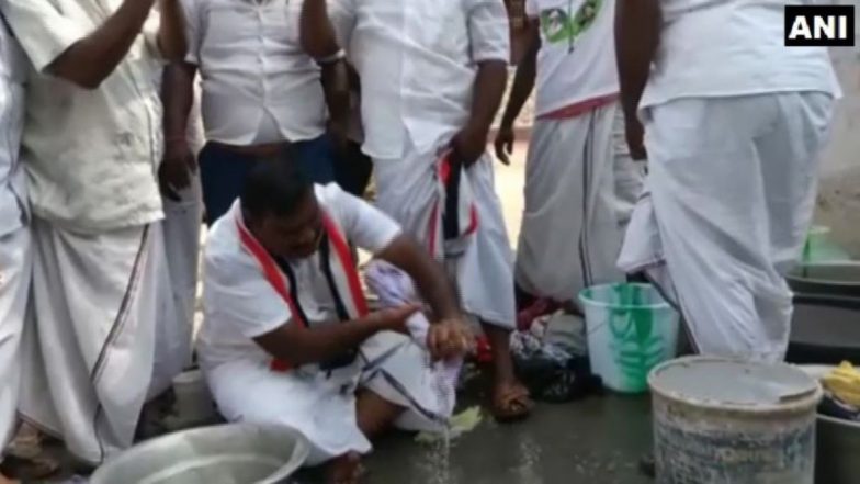 तमिलनाडु: AIADMK उम्मीदवार Thanga Kathiravan ने धोए लोगों के कपड़े, चुनाव जीतने के बाद वाशिंग मशीन देने का किया वादा