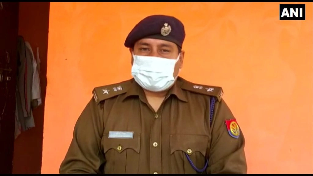 शुक्रवार को पांच लोग एक साथ बैठकर शराब पी और भांग खाई थी. शराब पीने और भांग खाने के बाद उन्हें उल्टी व दस्त की शिकायत हो गई