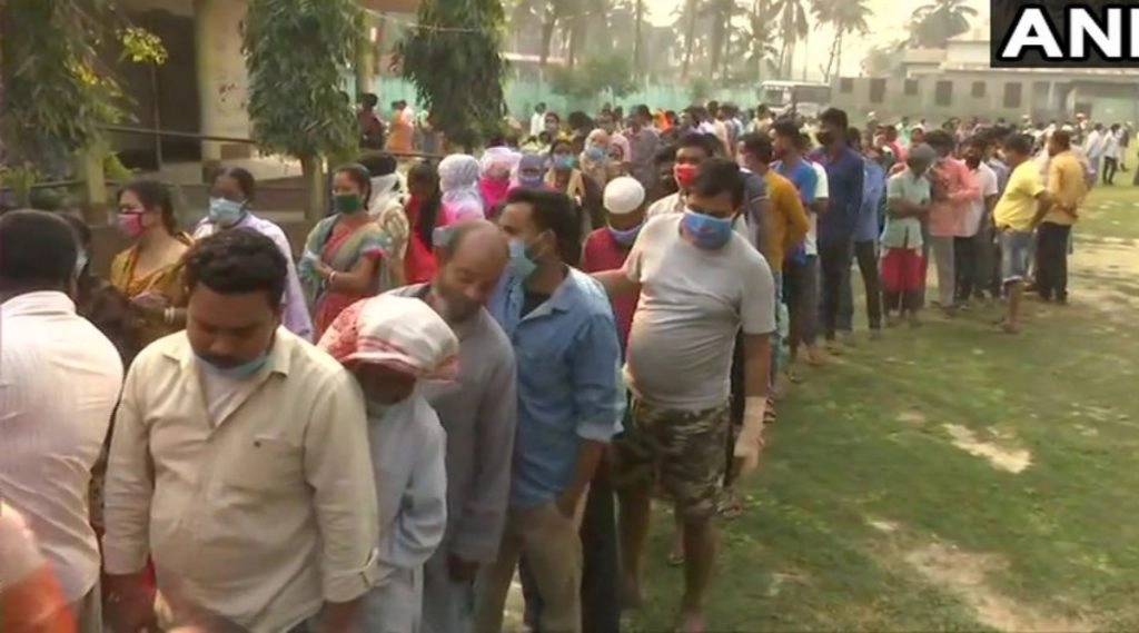 पश्चिम बंगाल और असम में पहले चरण का मतदान जारी, पोलिंग बूथों पर मतदाताओं की कतार