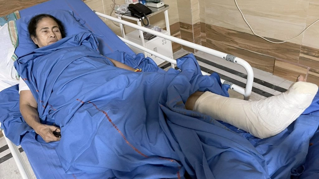 Mamata Banerjee Injury: पश्चिम बंगाल सरकार ने चुनाव आयोग को भेजी रिपोर्ट, चार-पांच हमलावरों का जिक्र नहीं