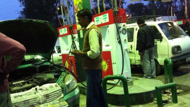 CNG and PNG Prices Increased: महंगाई का डबल अटैक, पेट्रोल-डीजल के बाद बढ़े सीएनजी और पीएनजी के दाम