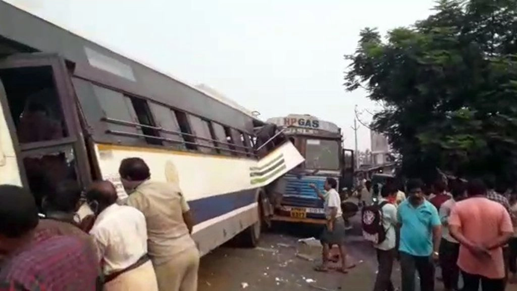 आंध्र प्रदेश: विजयनगरम में दो बसों की टक्कर, 3 की मौत