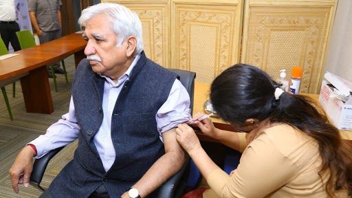 Corona Vaccination: मुख्य चुनाव आयुक्त सुनील अरोड़ा ने दिल्ली में कोरोना वायरस वैक्सीन की ली पहली डोज