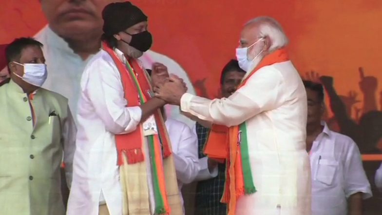 West Bengal Elections 2021: कोलकाता के ब्रिगेड ग्राउंड के मंच से झंडा लहराकर बीजेपी के बने मिथुन चक्रवर्ती, पीएम मोदी का किया स्वागत