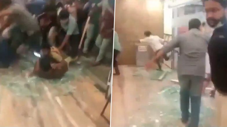 Andhra Pradesh: पवन कल्याण की फिल्म 'वकील साब' के ट्रेलर रिलीज पर बेकाबू हुई भीड़, शीशे तोड़कर थियेटर में घुसे फैंस-  VIDEO