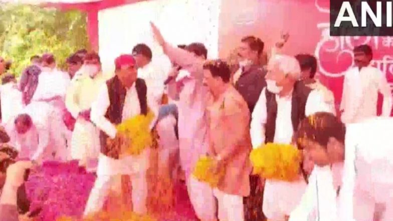 Holi 2021: सपा प्रमुख अखिलेश आदव और पार्टी के अन्य कार्यकर्ताओं ने सैफई में फूलों की पंखुड़ियों से खेली होली