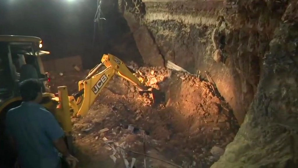 विजयवाड़ा में मधुरा नगर रेलवे स्टेशन के पास दीवार गिरने से एक व्यक्ति की मौत