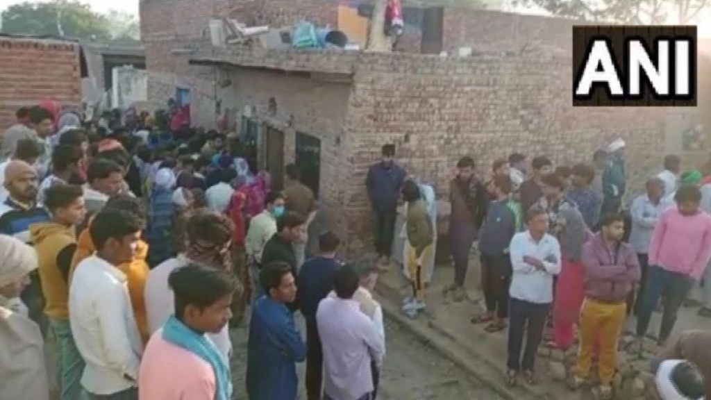 यूपी के बुलंदशहर में सिरफिरे शख्स ने हथौड़े से मारकर ली पत्नी और दो बेटियों की जान, एक बेटी की हालत गंभीर