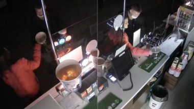 Lockdown के दौरान सुनसान सिनेमा हॉल में दाखिल हुए कपल, पहले चुराया पॉपकॉर्न और ड्रिंक फिर किया सेक्स (Watch Viral Video)