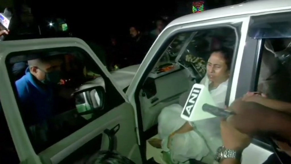 WB Assembly Elections 2021: नंदीग्राम में चुनाव प्रचार करते घायल हुईं ममता बनर्जी