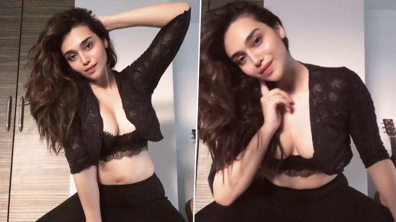 टीवी एक्ट्रेस Purvi Mundada का बोल्ड अवतार उड़ा रहा फैंस के होश, सेक्सी ब्रा पहनकर मचा रही हैं बवाल, देखें Hot Video