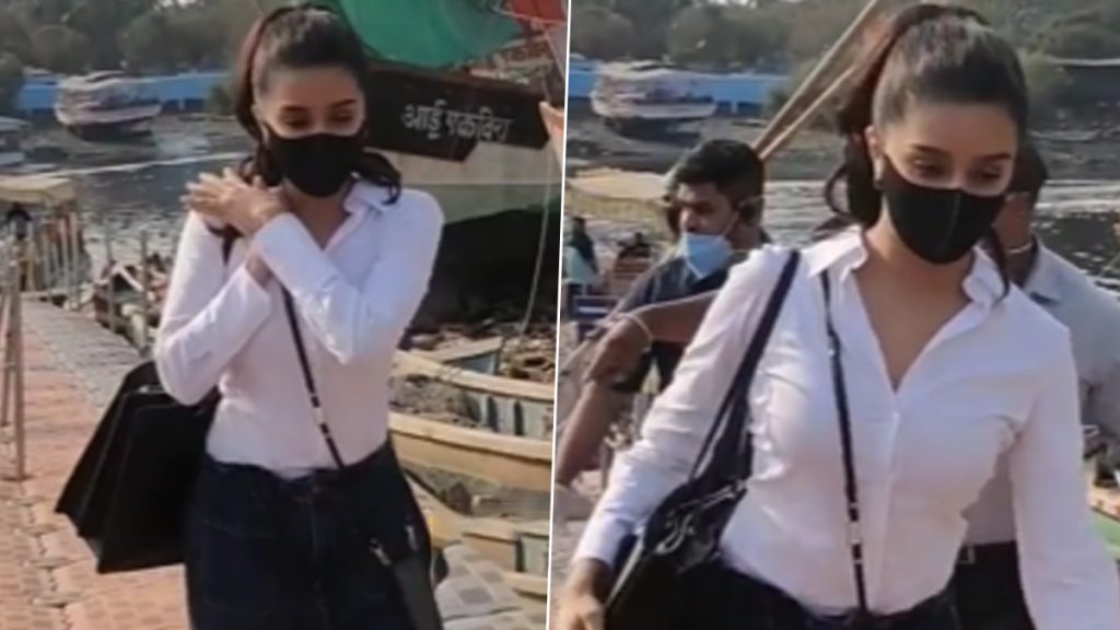 बच्चों के हाथ में होली के गुब्बारे देखकर घबराई श्रद्धा कपूर, देखें वीडियो