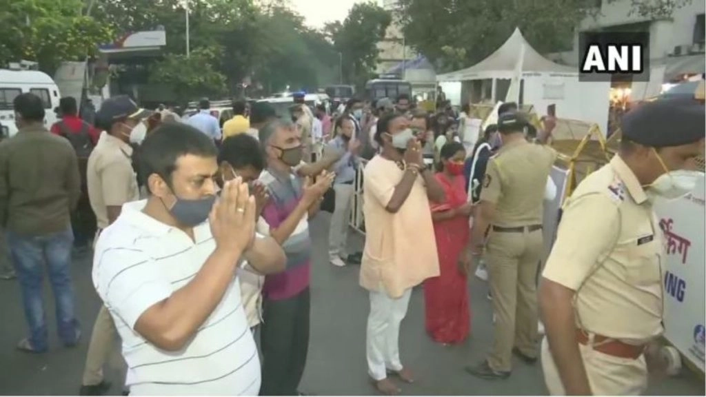 Angarki Sankashti Chaturthi 2021: अंगारकी संकष्टी चतुर्थी पर सिद्धिविनायक मंदिर के बाहर से भक्तों ने की पूजा 