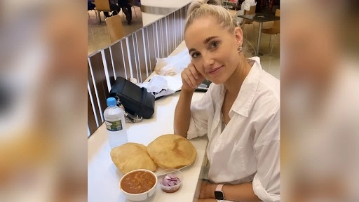 महिला जर्नलिस्ट ने छोले-भटूरे के साथ पोस्ट की तस्वीर, तो सोशल मीडिया पर आ गई मीम्स और जोक्स की बाढ़, देखें रिएक्शन्स