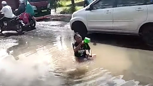 सड़क के गड्ढों को भरवाने के लिए इस शख्स ने किया कुछ ऐसा काम, प्रशासन को भी आ गई लाज