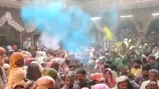 वृन्दावन के बांके बिहारी मंदिर में होली पर उमड़ी लोगों की भीड़, उत्साह से मना रहे हैं रंगों का त्योहार