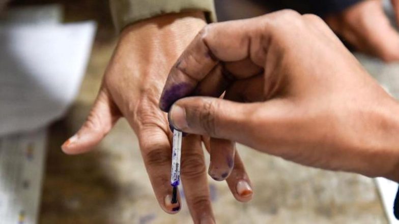 UP Elections 2022: दोपहर 3 बजे तक करीब 48 फीसदी वोटिंग, बड़ी संख्या में पोलिंग बूथ पहुंच रहे वोटर्स