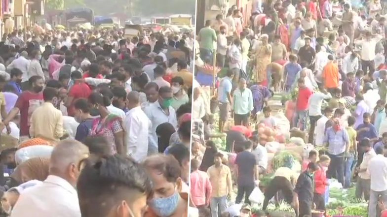 COVID-19: मुंबई में कोरोना विस्फोट के बावजूद उड़ रही सोशल डिस्टेंसिंग की धज्जियां, देखें दादर सब्जी मंडी की तस्वीर
