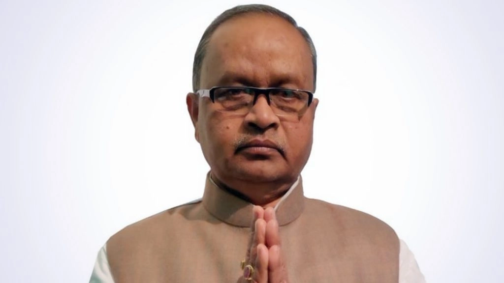 पटना-नयी दिल्ली तेजस राजधानी ट्रेन में  अंत:वस्त्रों में घूमते हुए गोपाल मंडल ने शुक्रवार को सफाई दी कि पेट खराब होने की वजह से शौचालय जाने की जल्दी में थे