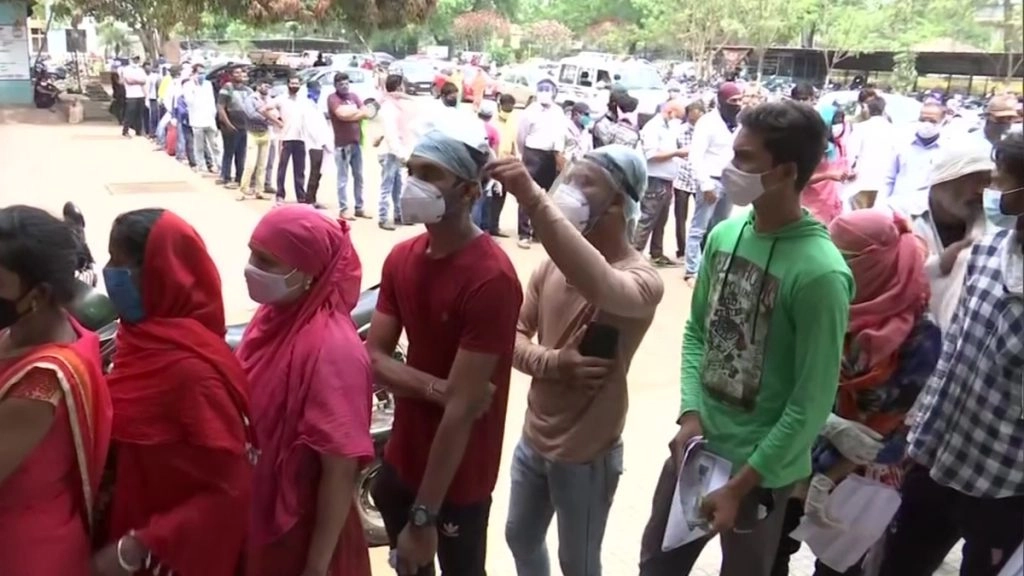 छत्तीसगढ़ की राजधानी रायपुर में रेमडेसिविर इंजेक्शन के लिए लोगों की लाइन लगी हुई है.