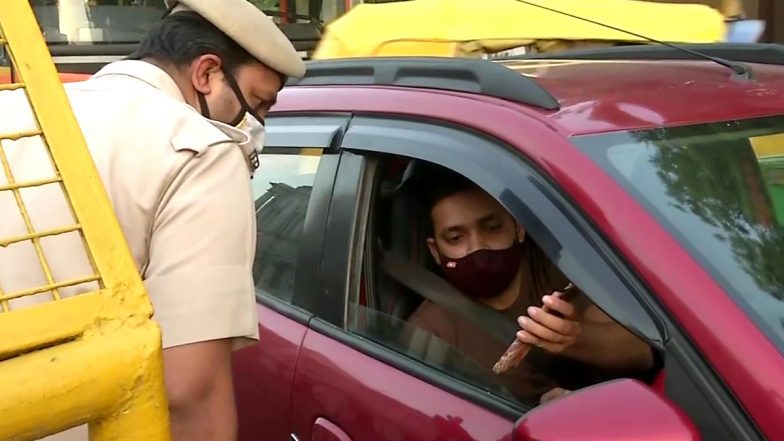 Delhi: कोरोना के बढ़ते मामलों के बीच दिल्ली में वीकेंड लॉकडाउन, पुलिसकर्मी कर रहे वाहनों की जांच