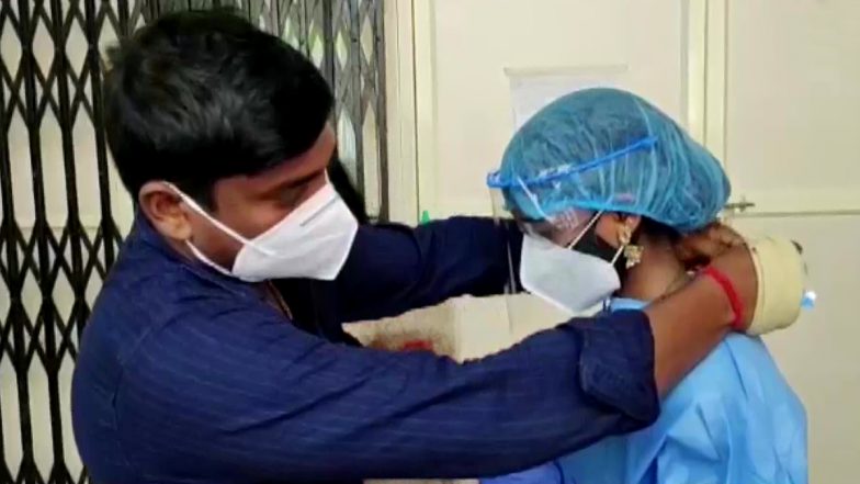 Kerala में कोराना संकट के बीच हुई अनोखी शादी, दुल्हन ने सरकारी अस्पताल में कोविड पॉजिटिव मरीज से PPE Kit पहनकर किया विवाह, देखें तस्वीरें