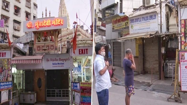 मुंबई में कोरोना का कहर: नवरात्रि की अष्टमी के अवसर पर लोगों ने मुंबा देवी मंदिर के बाहर की प्रार्थना