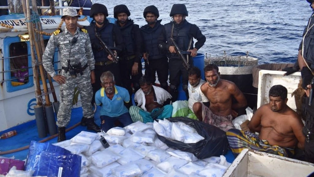 Indian Navy की बड़ी कार्रवाई, अरब सागर में मछली पकड़ने वाले जहाज से ₹3000 करोड़ का नशीला पदार्थ किया जब्त 