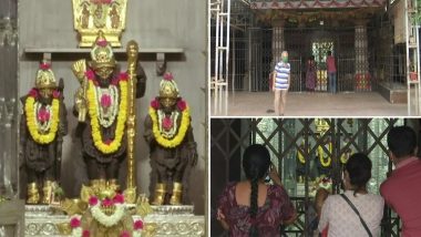 Maharashtra: रामनवमी के अवसर पर श्रद्धालुओं ने मंदिर के बाहर से पूजा की