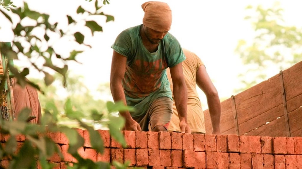 प्रवासी मजदूरों का हर डेटा होगा सरकार के पास, 7 महीने में पूरे होंगे 5 सर्वे: लेबर ब्यूरो महानिदेशक