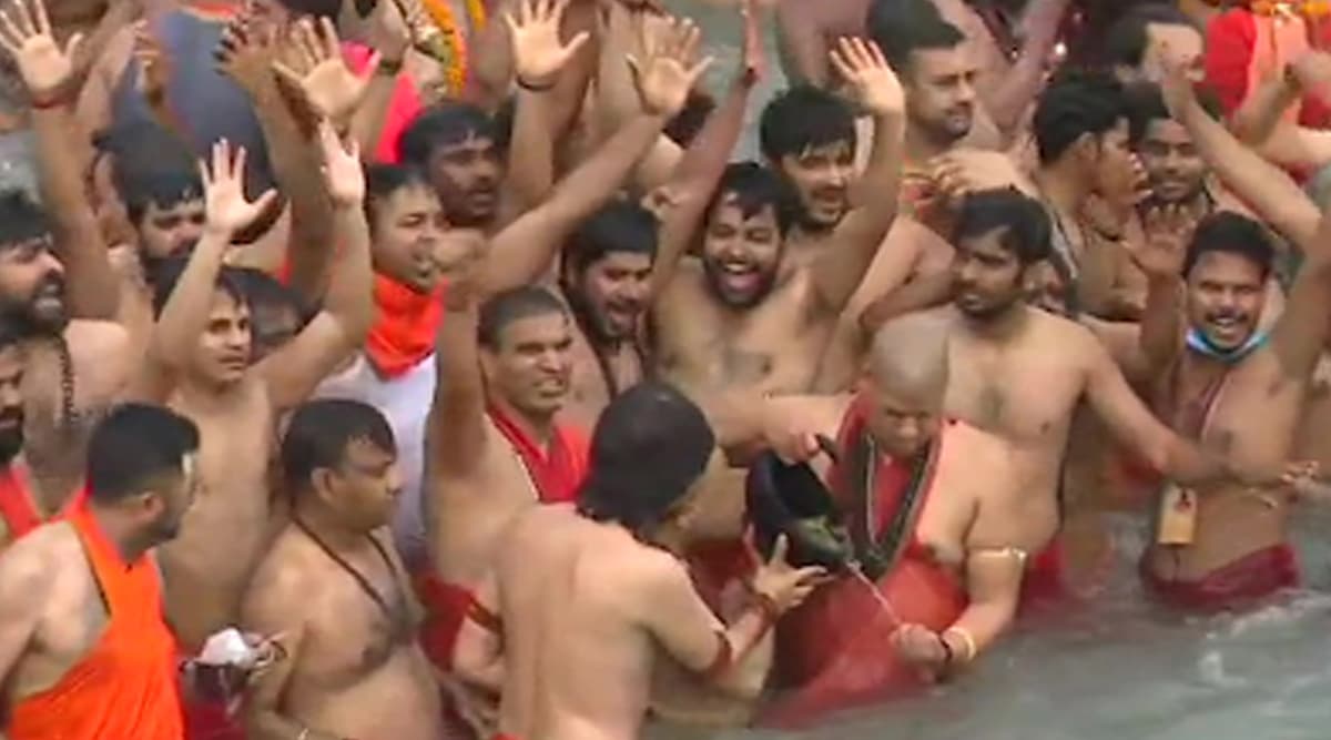 Haridwar: शाही स्नान के लिए हरिद्वार में उमड़ी भीड़, कई साधु कोरोना पॉजिटिव पाए गए