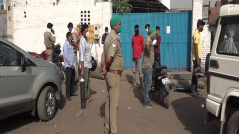 उत्तर प्रदेश: आगरा में ऑक्सीजन की तलाश में एजेंसियों के चक्कर लगा रहे हैं लोग