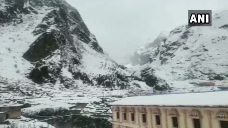 उत्तराखंड: बर्फ की सफेद चादर से ढका बद्रीनाथ धाम, चमोली जिले के कई गांवों में सुबह से हो रही है बर्फबारी