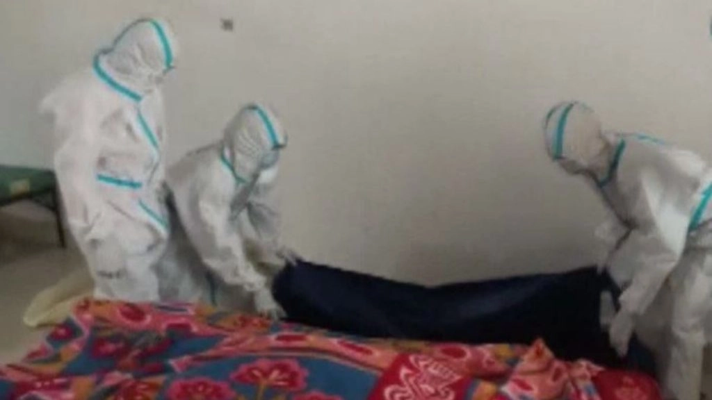 छत्तीसगढ़: COVID केयर सेंटर में ऑक्सीजन की कमी से 3 मरीजों की मौत, दाह संस्कार के लिए कचरा वाहन से ले जाया गया शव