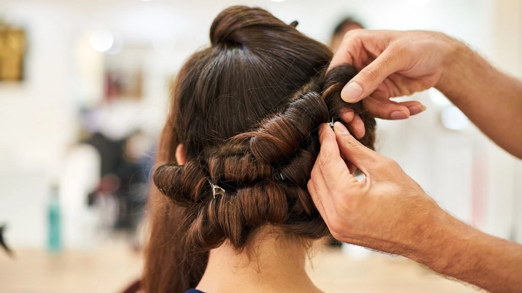 यूपी की लड़की के पेट से निकला 2 किलो बालों का गोला