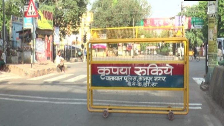 कानपुर में वीकेंड लॉकडाउन के दौरान सड़कें दिखीं सुनसान, यूपी में सोमवार सुबह 7 बजे तक जारी रहेगी प्रतिबंध