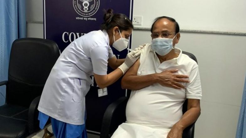 Delhi: उपराष्ट्रपति वेंकैया नायडू नें एम्स में कोरोना वायरस वैक्सीन की दूसरी डोज लगवाई 