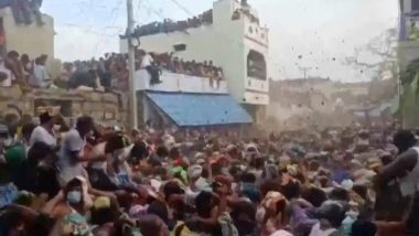Andhra Pradesh: Kurnool में कोरोना के कहर को भूलकर लोगों ने मनाया 'Pidakal War', एक-दूसरे पर गाय का गोबर फेंककर मनाया उगाड़ी उत्सव, देखें Video