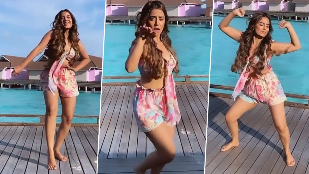 सृष्टि रोड़े ने मालदीव के बीच पर किया हॉट डांस, सेक्सी वीडियो देखकर रुबीना दिलैक भी हुई फैन