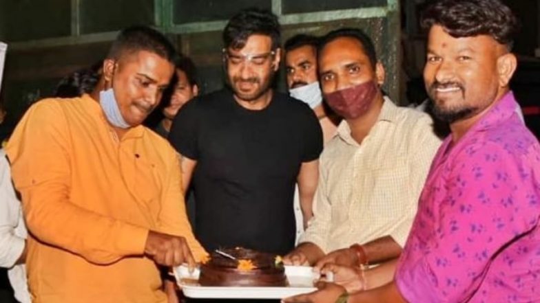 Ajay Devgn ने फैंस के साथ मनाया अपना जन्मदिन, सेलिब्रेशन की तस्वीरें आई सामने