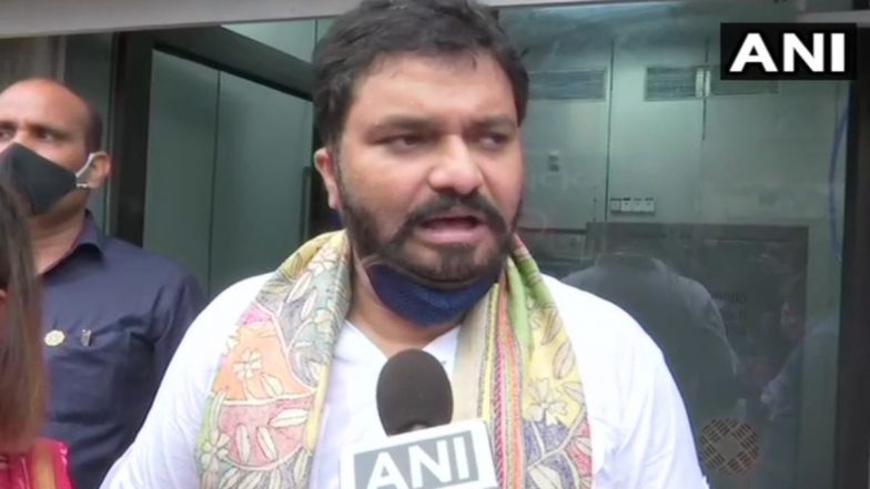 पश्चिम बंगाल चुनाव 2021: बीजेपी उम्मीदवार बाबुल सुप्रियो ने टॉलीगंज के पोलिंग बूथ का किया दौरा, बोले- यहां से दीदी और TMC को हराना हमारी चुनौती