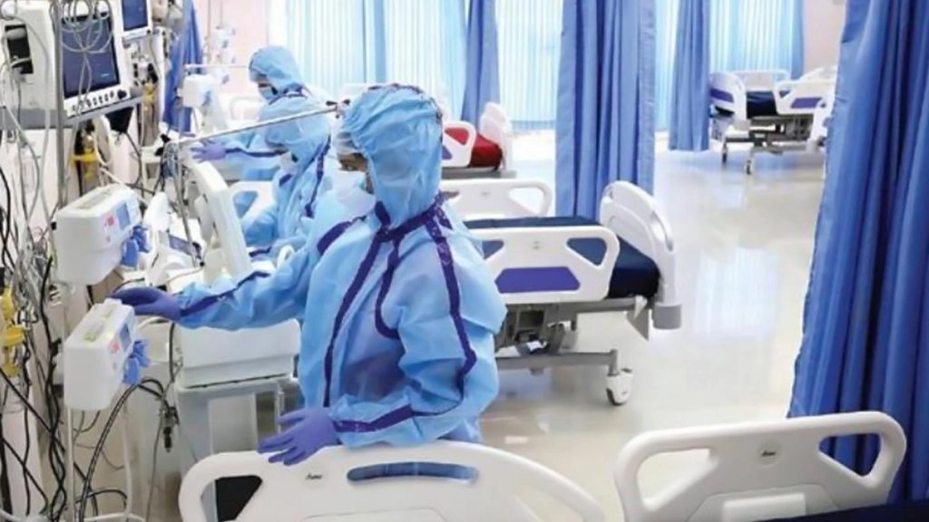 दिल्ली के कई प्राइवेट और सरकारी अस्पतालों में बेड्स की कमी देखी जा रही है.