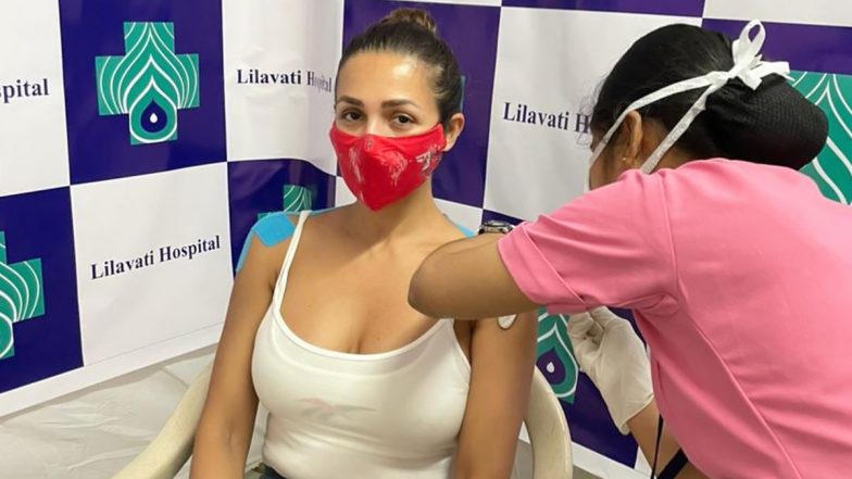 COVID-19 को मात देने वाली Malaika Arora ने लगवाई कोरोना वायरस की वैक्सीन, टीकाकरण केंद्र से शेयर की ये फोटो