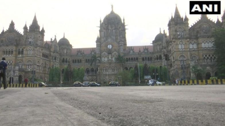 COVID-19: वीकेंड लॉकडाउन के दौरान मुंबई में सड़कें दिखीं सुनसान, कोरोना महामारी को रोकने के लिए लगाए गए हैं प्रतिबंध