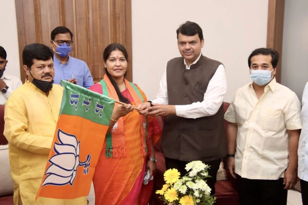 मातोश्री के आंगन में बीजेपी ने शिवसेना को दिया तगड़ा झटका, पूर्व विधायक तृप्ति सावंत की हुई एंट्री