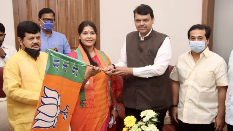 Maharashtra: मातोश्री के आंगन में BJP ने शिवसेना को दिया तगड़ा झटका, पूर्व विधायक तृप्ति सावंत की हुई एंट्री
