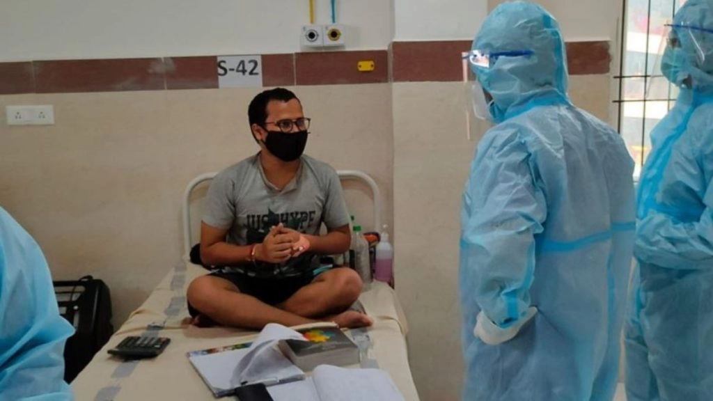 अस्पताल में CA परीक्षा की तैयारी करता दिखा कोविड-19 पॉज़िटिव मरीज़, तस्वीर सोशल मीडिया पर हुई वायरल